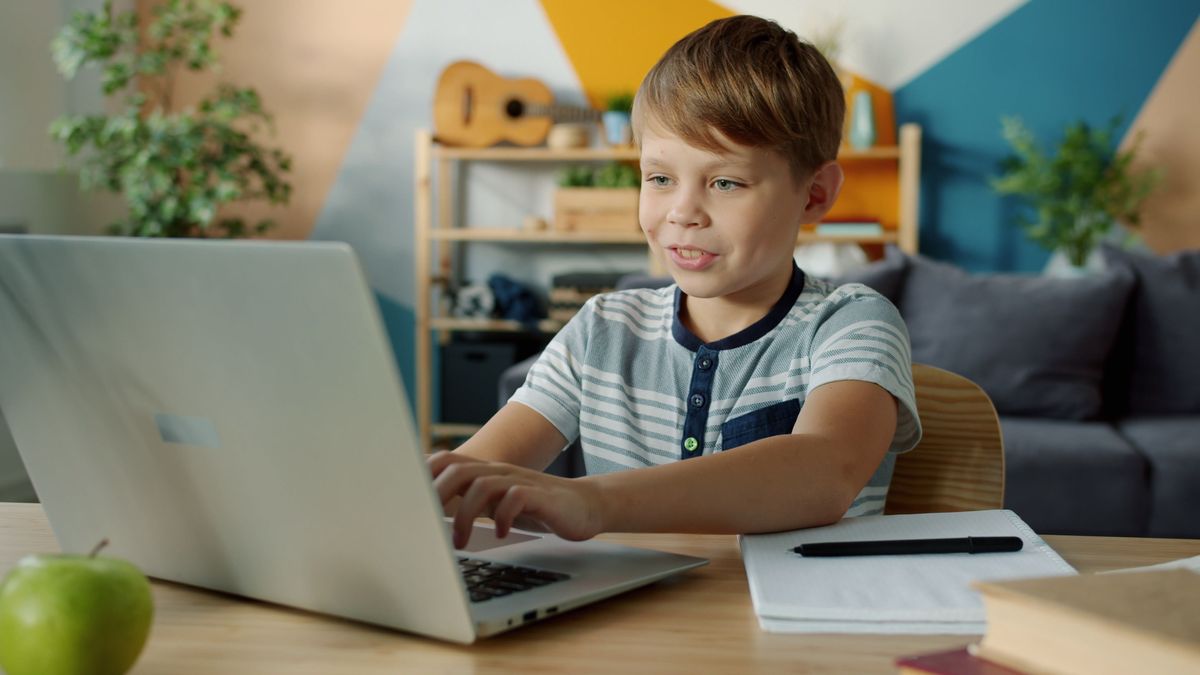 Primary pupil learning online on a laptop